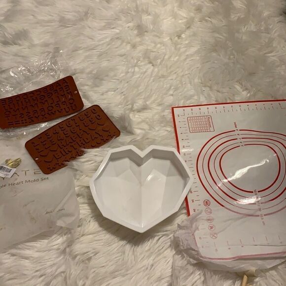 Silicone breakable heart mold set includes cookie sheet - Picture 1 of 7